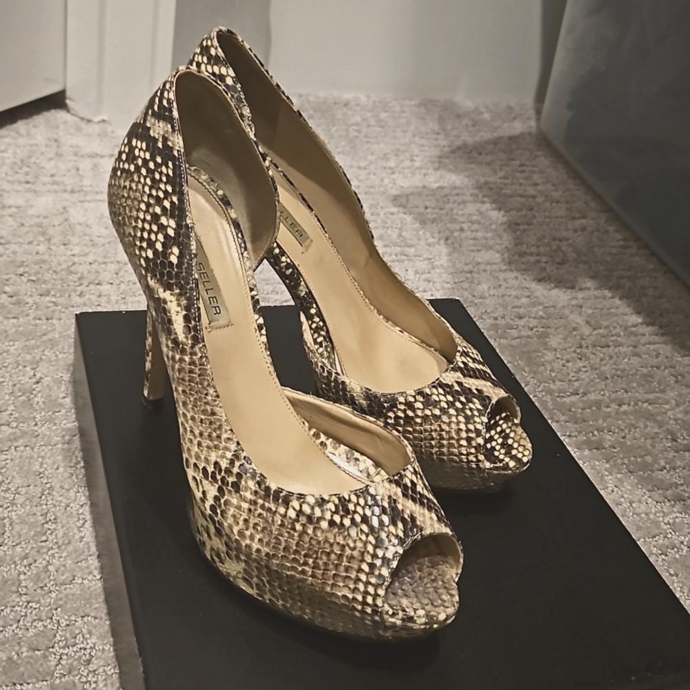 Leather snake print shoes